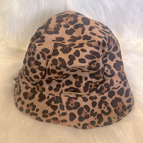 NWT Vince Camuto Reversible Leopard Bucket Hat